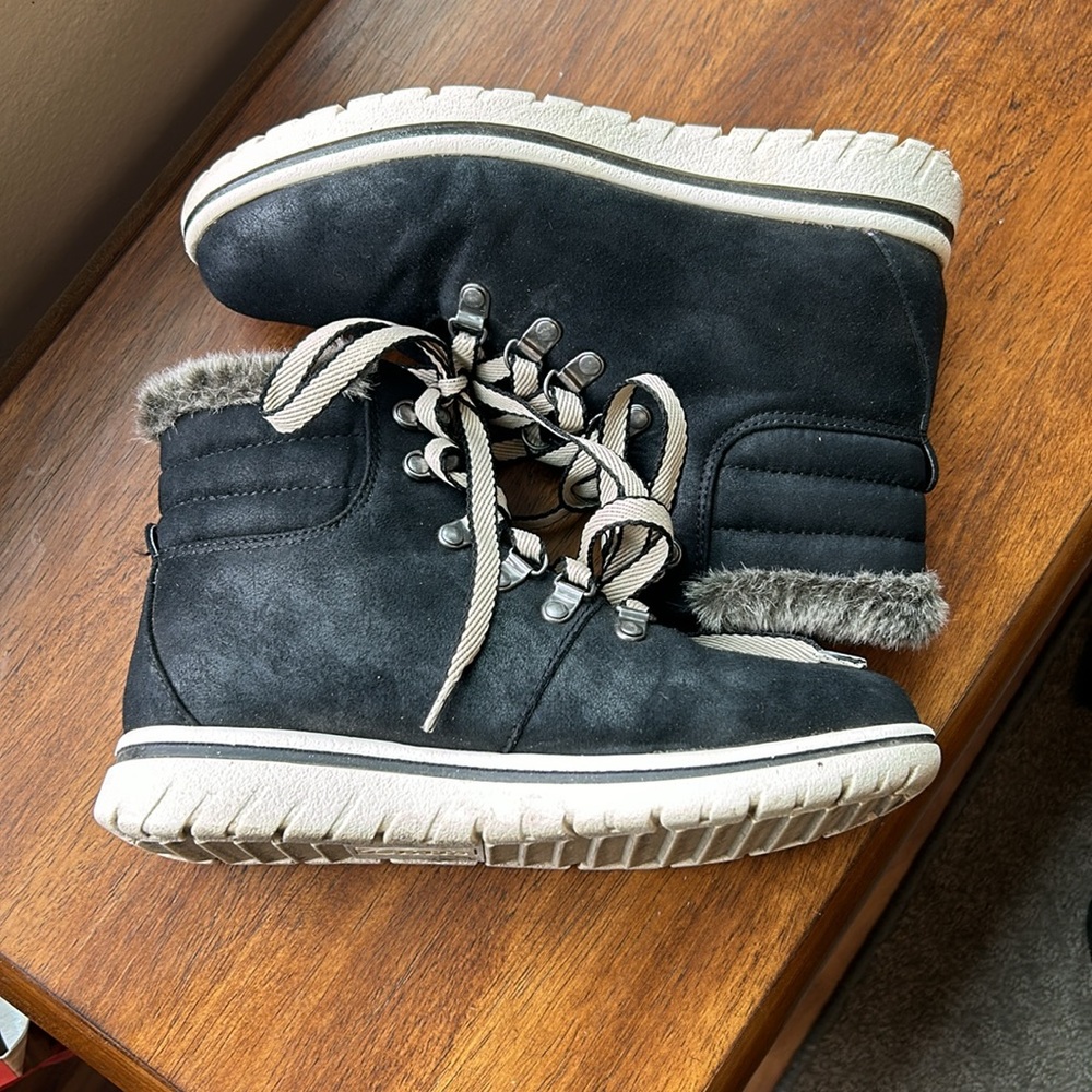 Black Cliffs Hallett boot by white mountain size 6.5